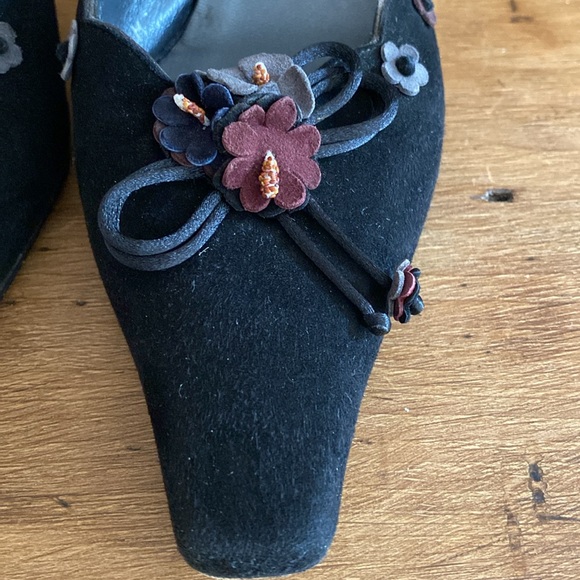 Stuart Weitzman Black Suede Mule- used

Size: 9 M Stuart Weitzman - Picture 2 of 16